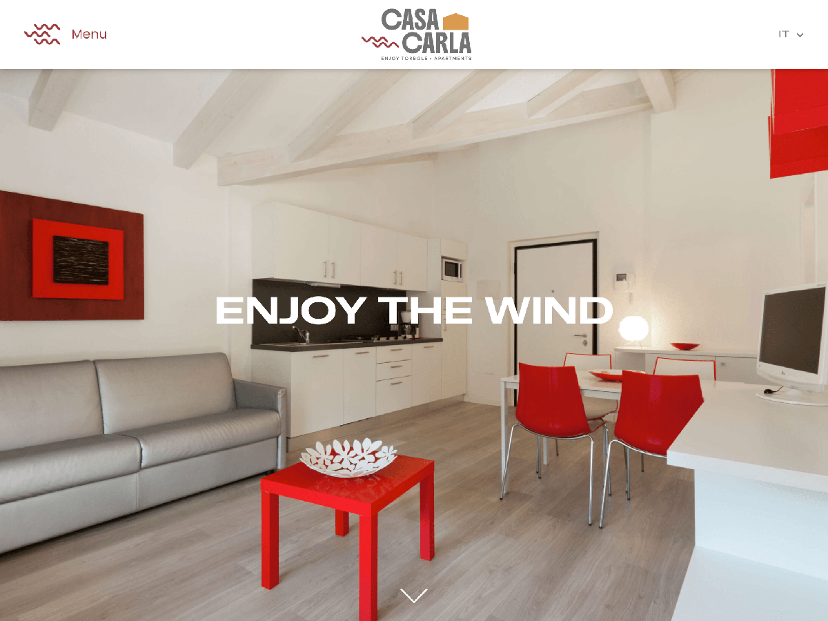 Interno appartamento Casa Carla con soggiorno open space e titolo Enjoy the Wind