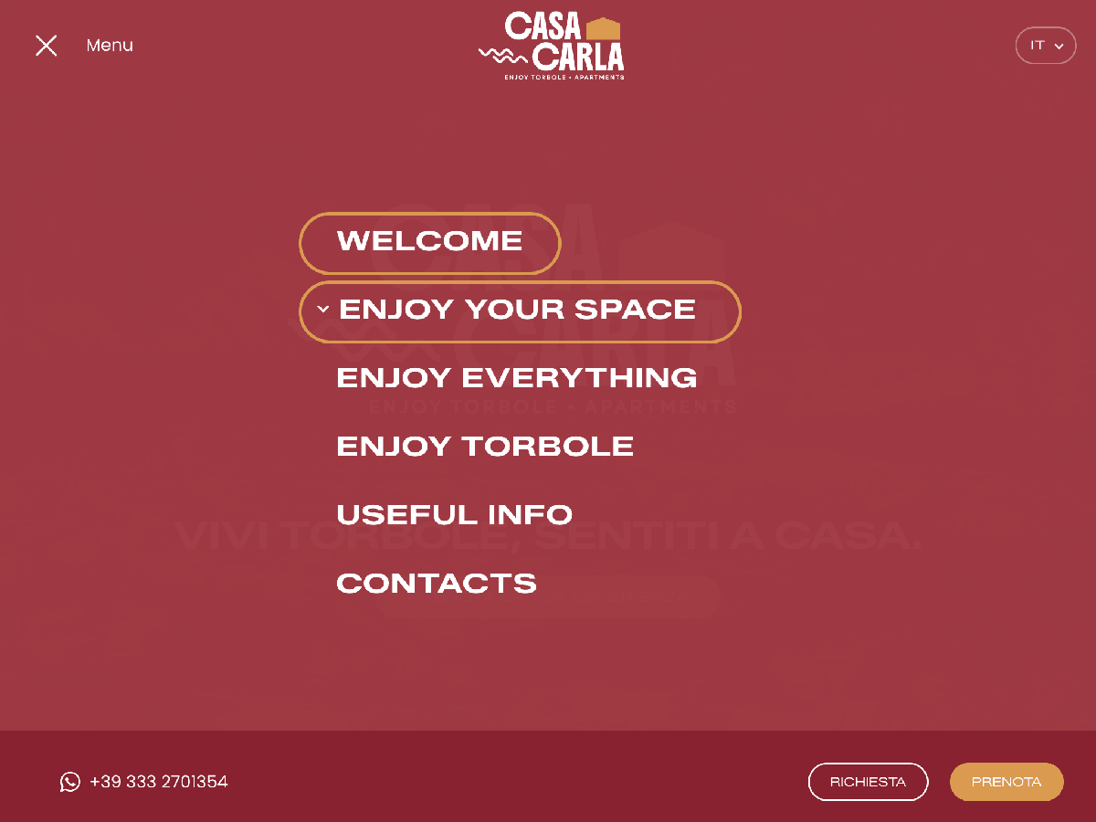 Menu fullscreen di Casa Carla su sfondo bordeaux con navigazione principale e CTA fisse