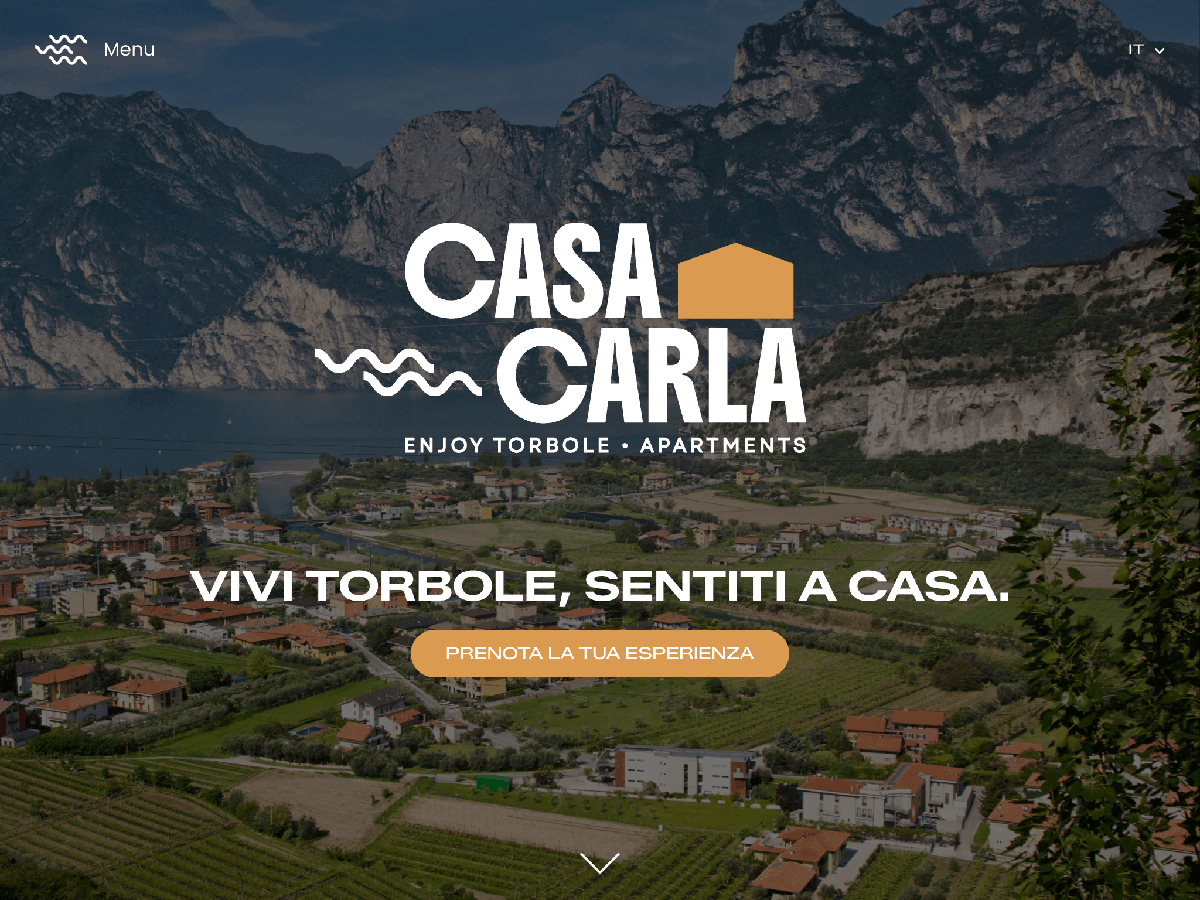 Homepage di Casa Carla con hero panoramica su Torbole e call to action prenota